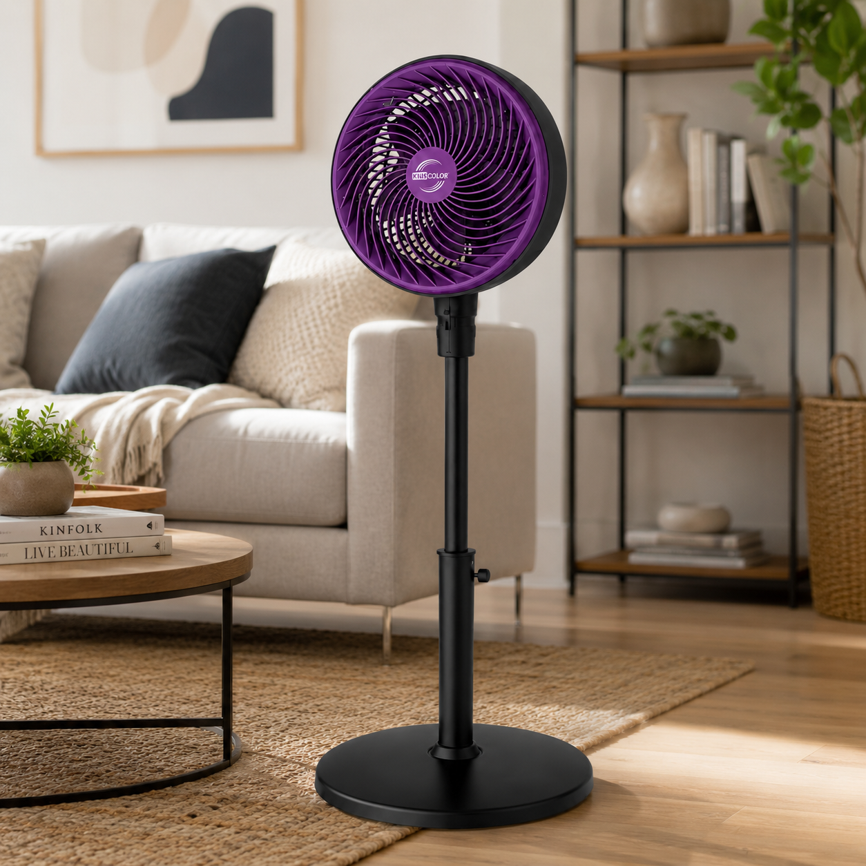 Un ventilador de pie morado está en una sala de estar junto a un sofá.