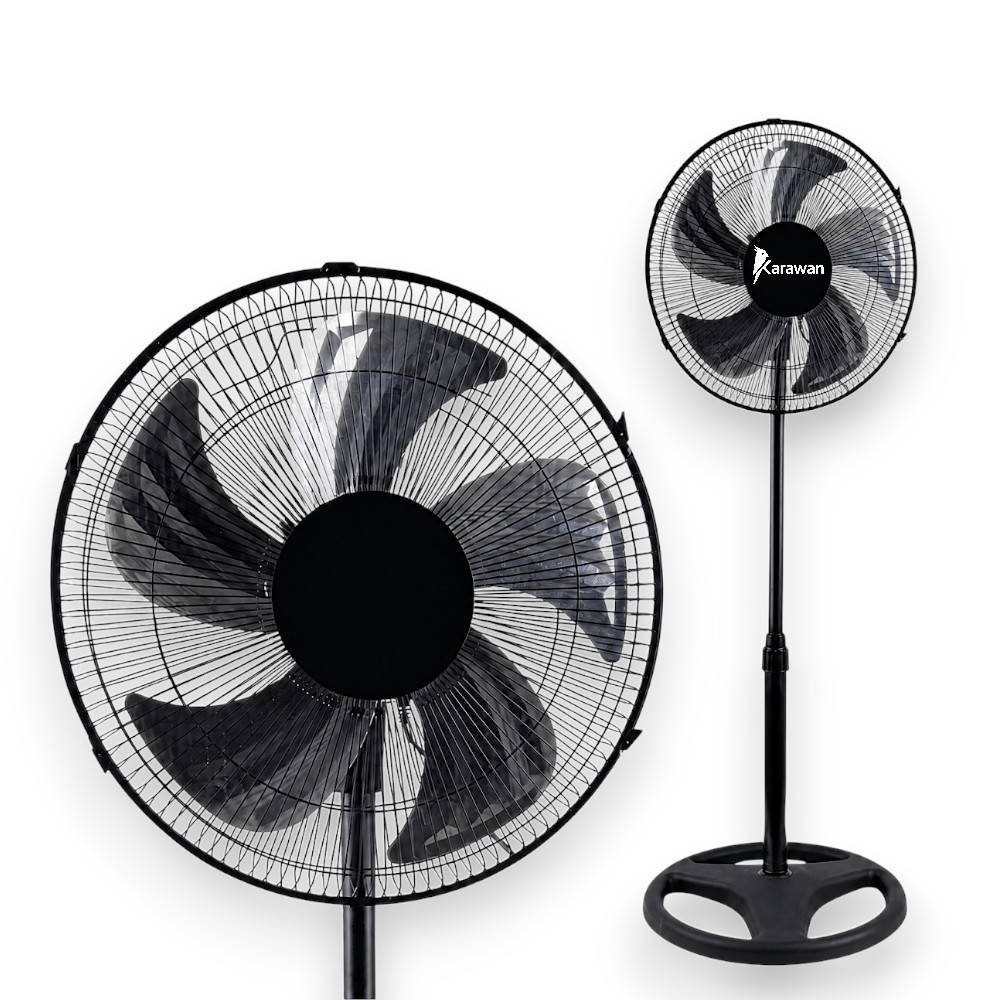 Dos ventiladores de pedestal negros sobre fondo blanco. Uno está en primer plano y visto de frente.
