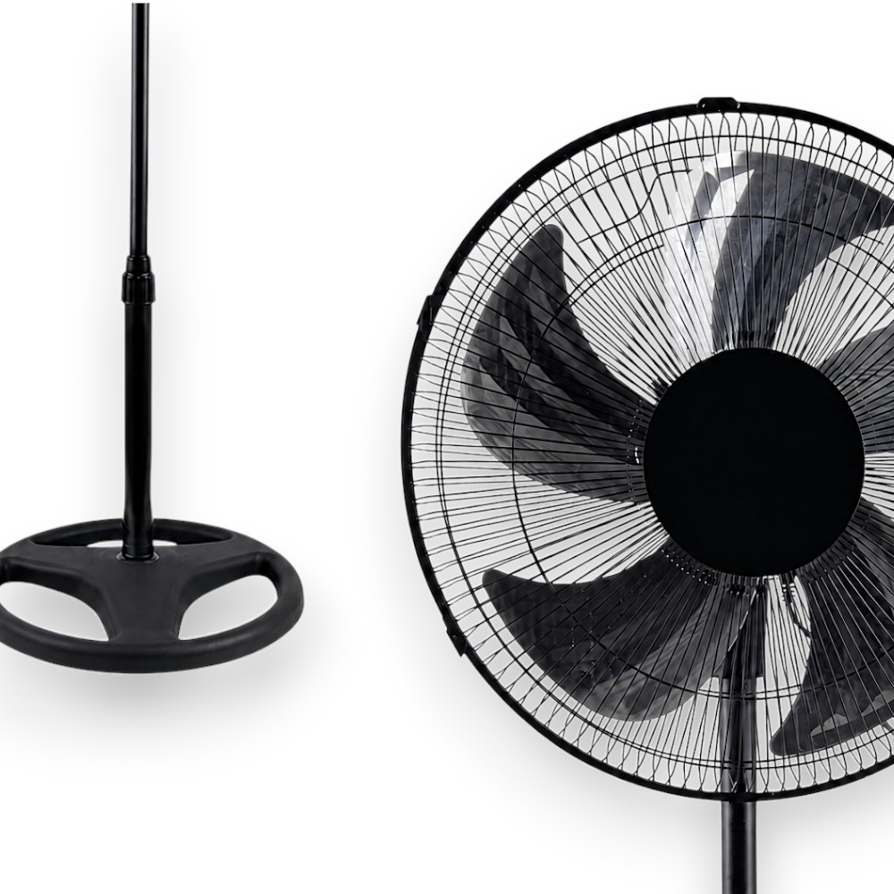 Un ventilador de pedestal negro con base redonda y aspas.