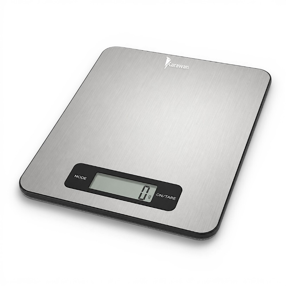 Una báscula de cocina digital de metal cepillado con pantalla LCD que muestra cero.