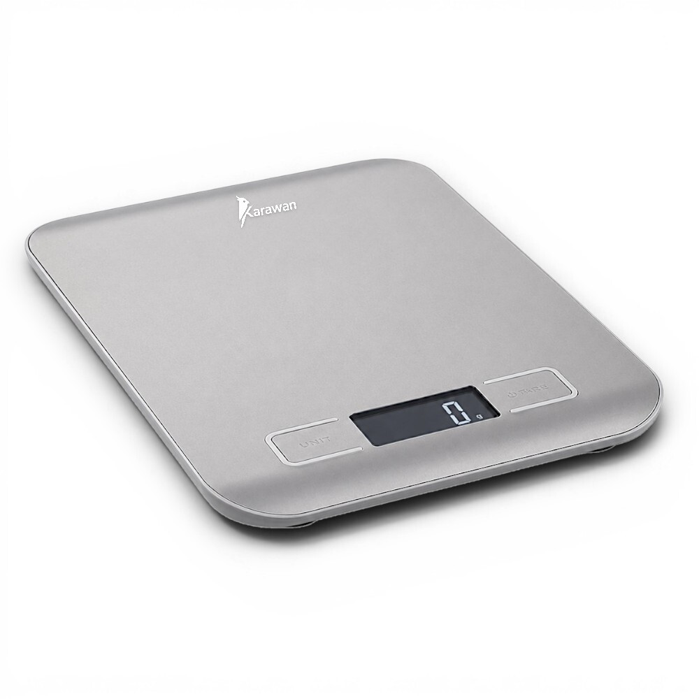 Una elegante báscula de cocina digital metálica con pantalla LCD que muestra cero.