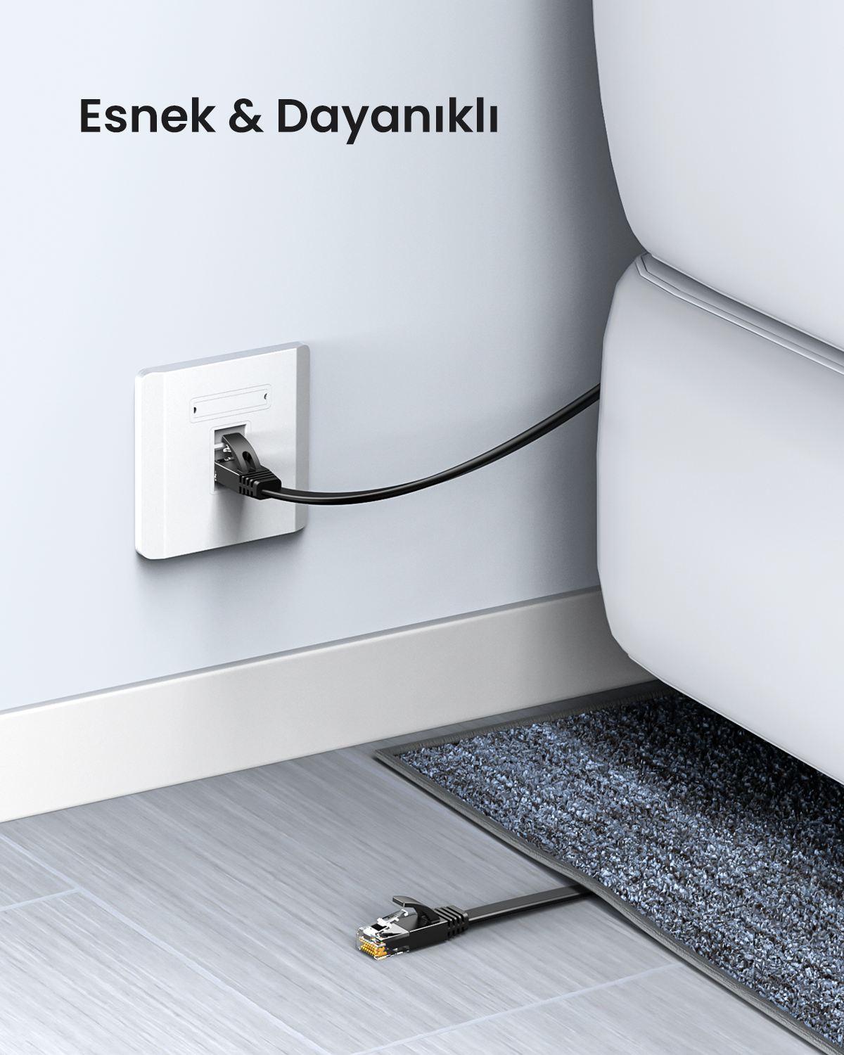 Beyaz bir duvar prizine takılı siyah bir ağ kablosu.