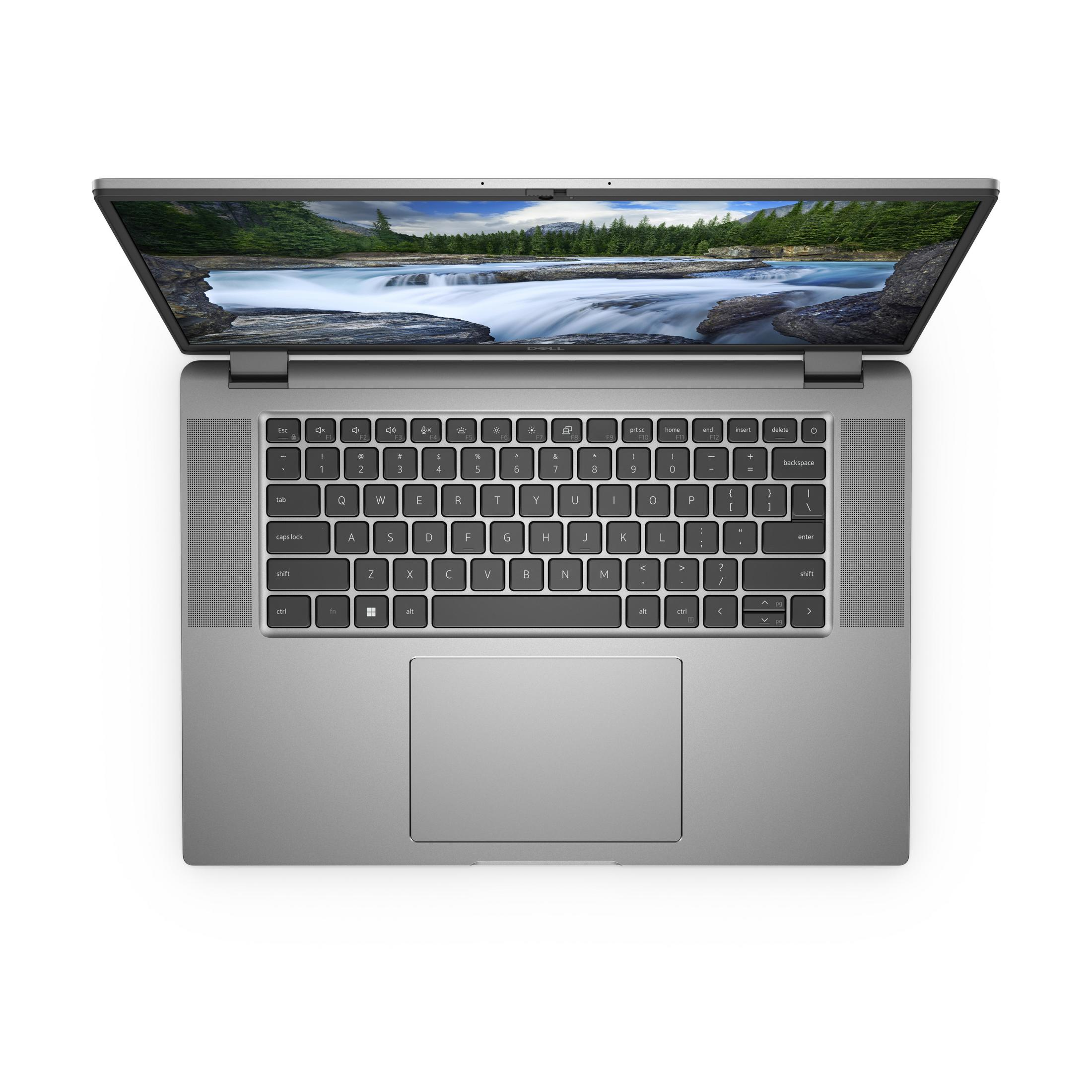 Ein geöffneter Laptop in Silber mit einer Landschaft auf dem Bildschirm.