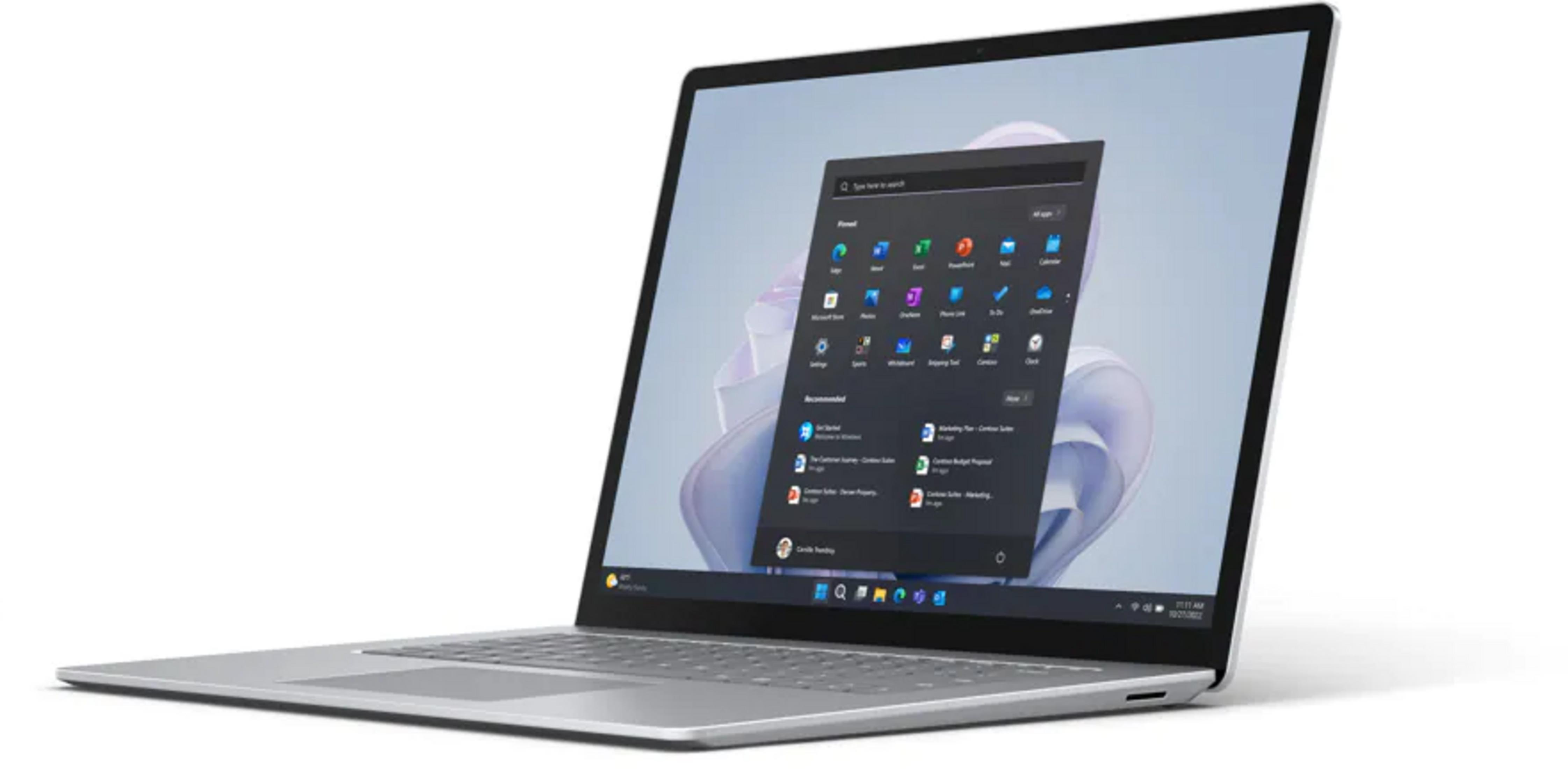 Un portátil plateado abierto que muestra Windows 11 con su menú de inicio abierto.