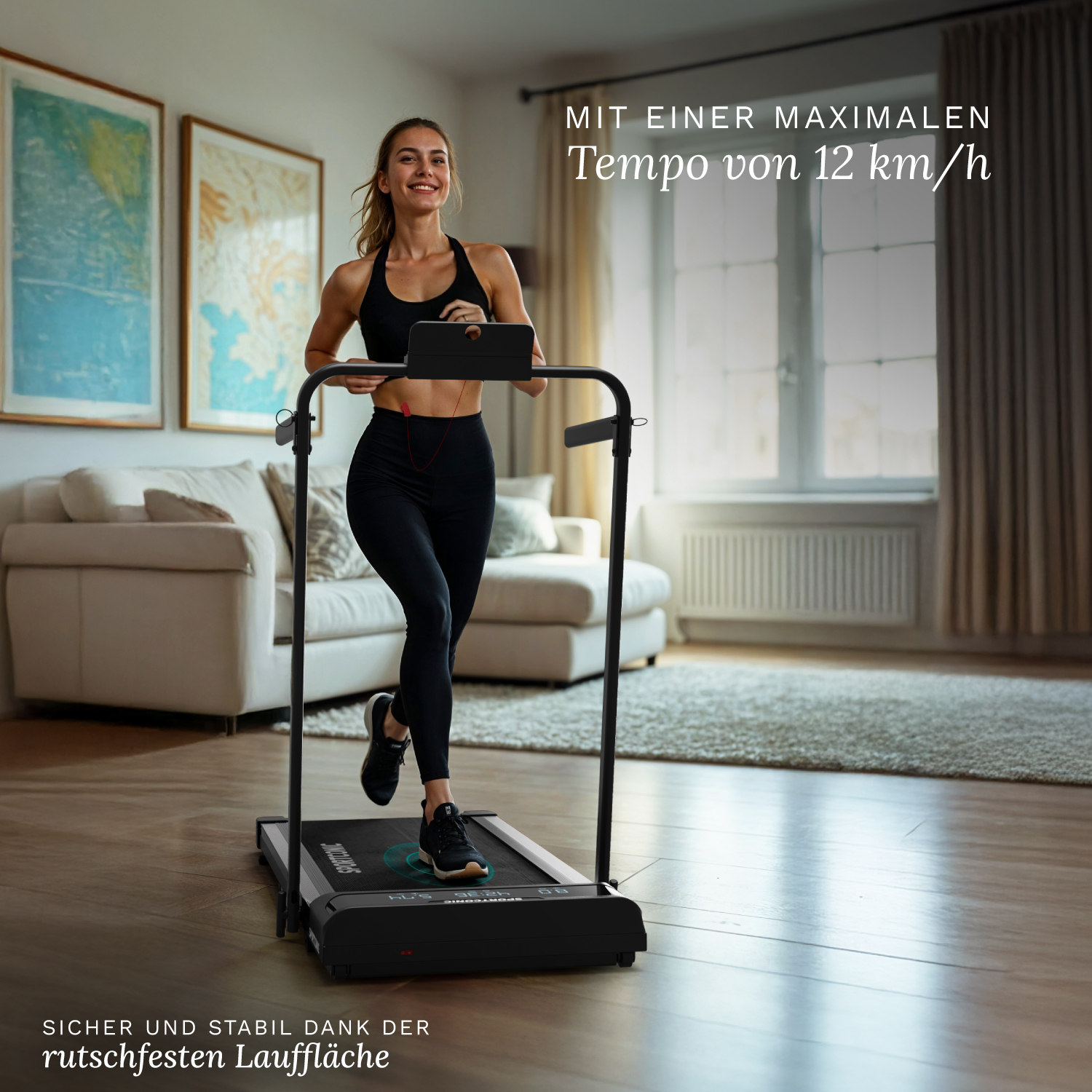 Een vrouw loopt op een loopband in een woonkamer. Max 12 km/u.