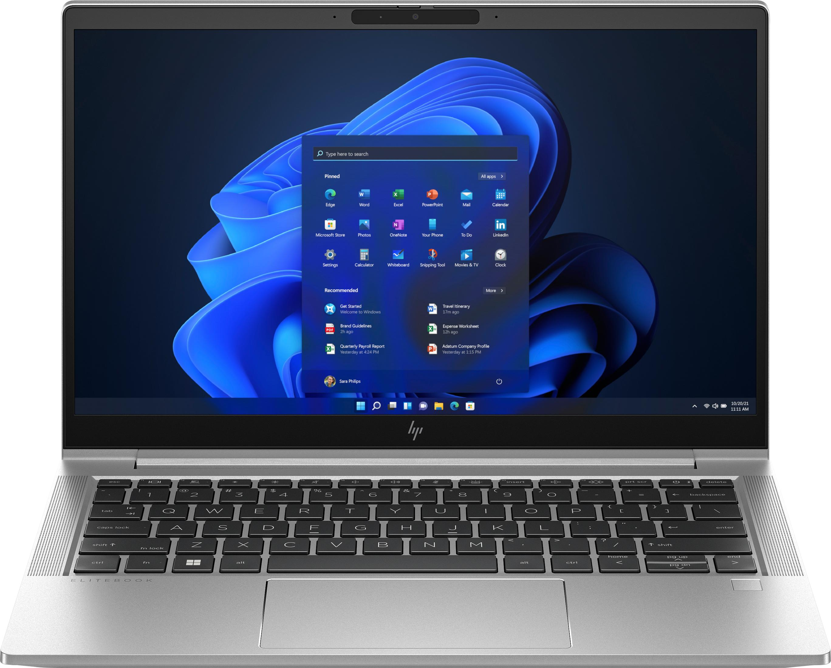 Ein silberner HP Elitebook Laptop, der ein Windows 11 Startmenü mit blauer abstrakter Tapete anzeigt.