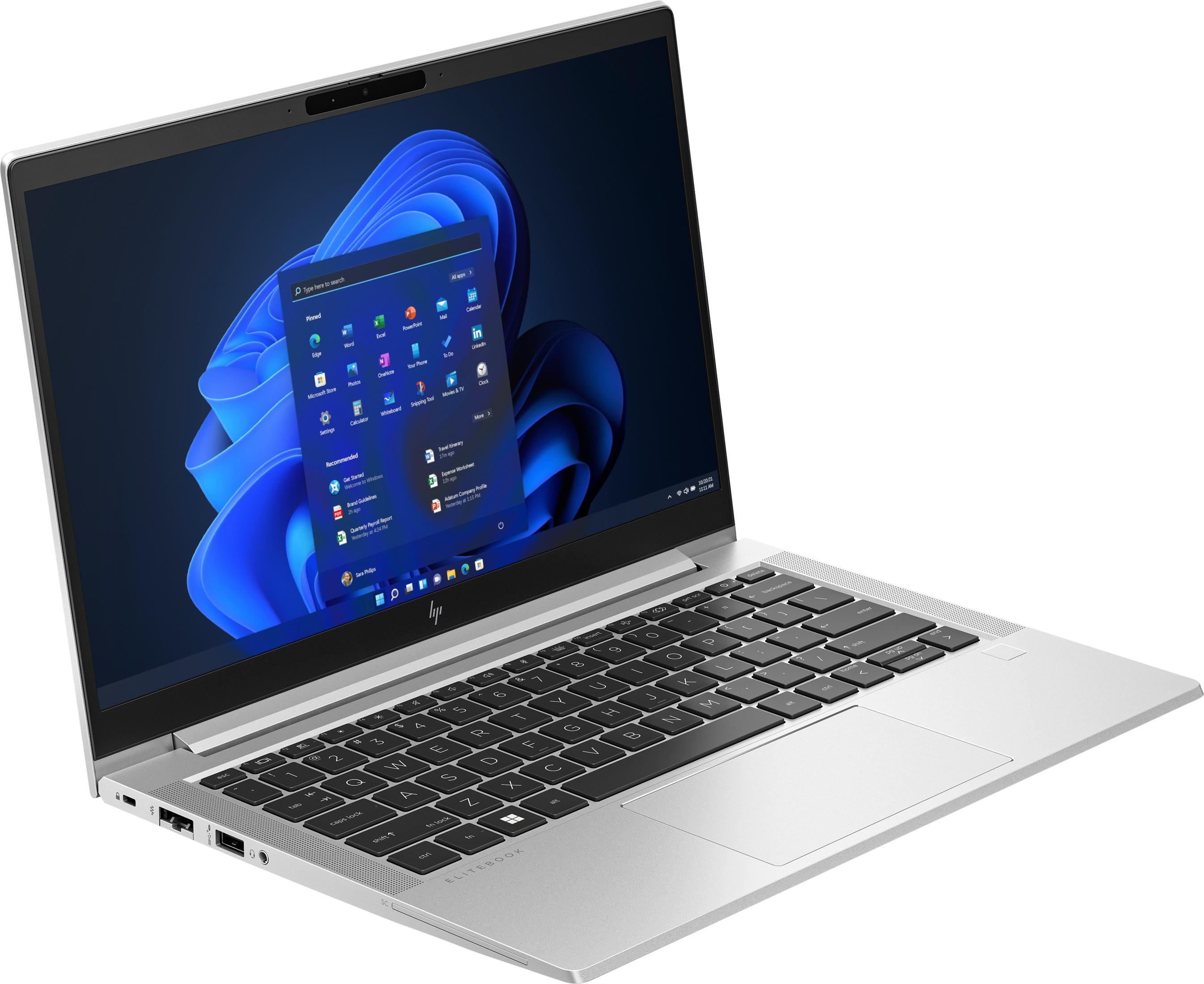 Ein silberner Laptop mit beleuchtetem Bildschirm, der Windows 11 zeigt.