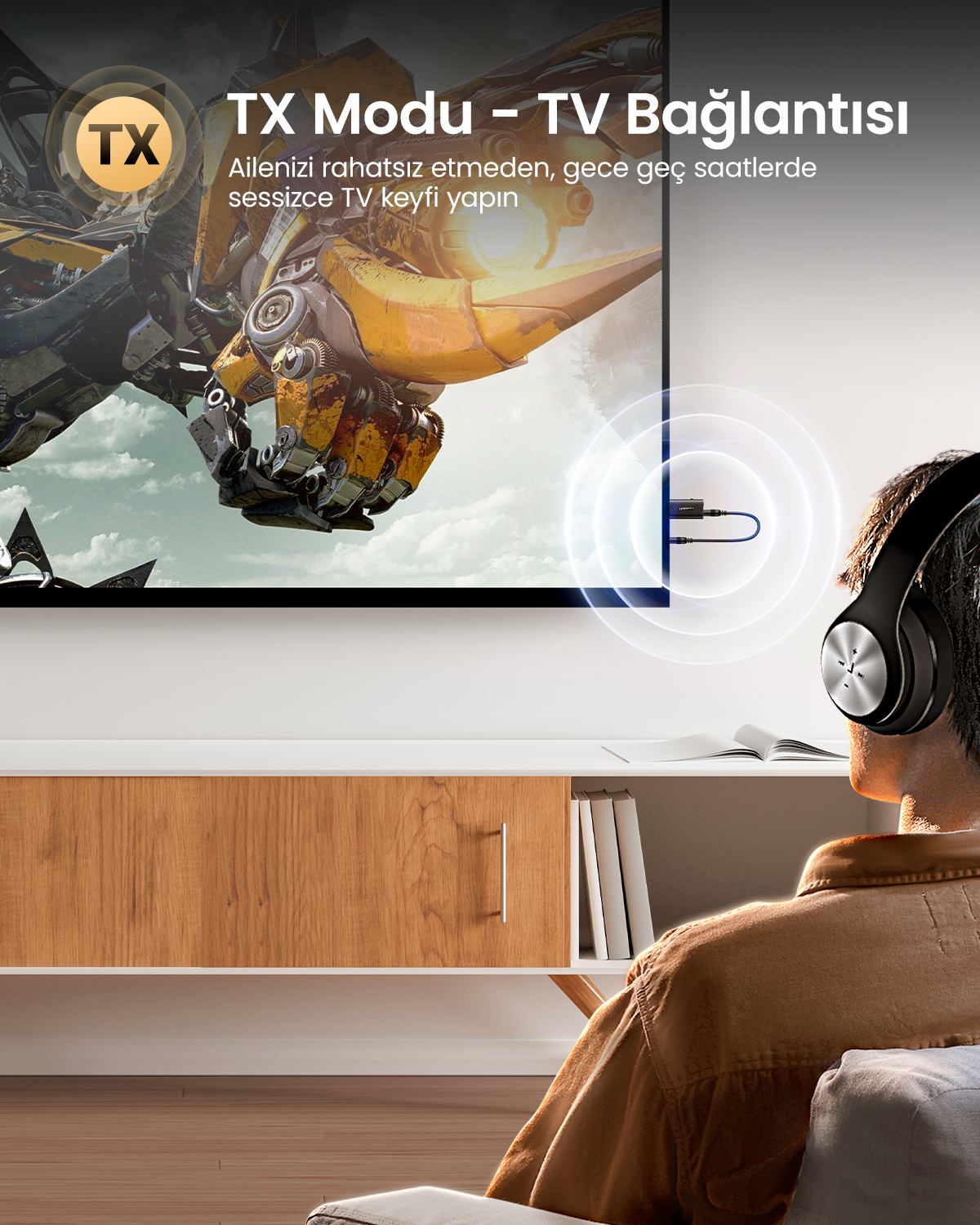 Mann mit Kopfhörern schaut TV, Sender TX Modus.