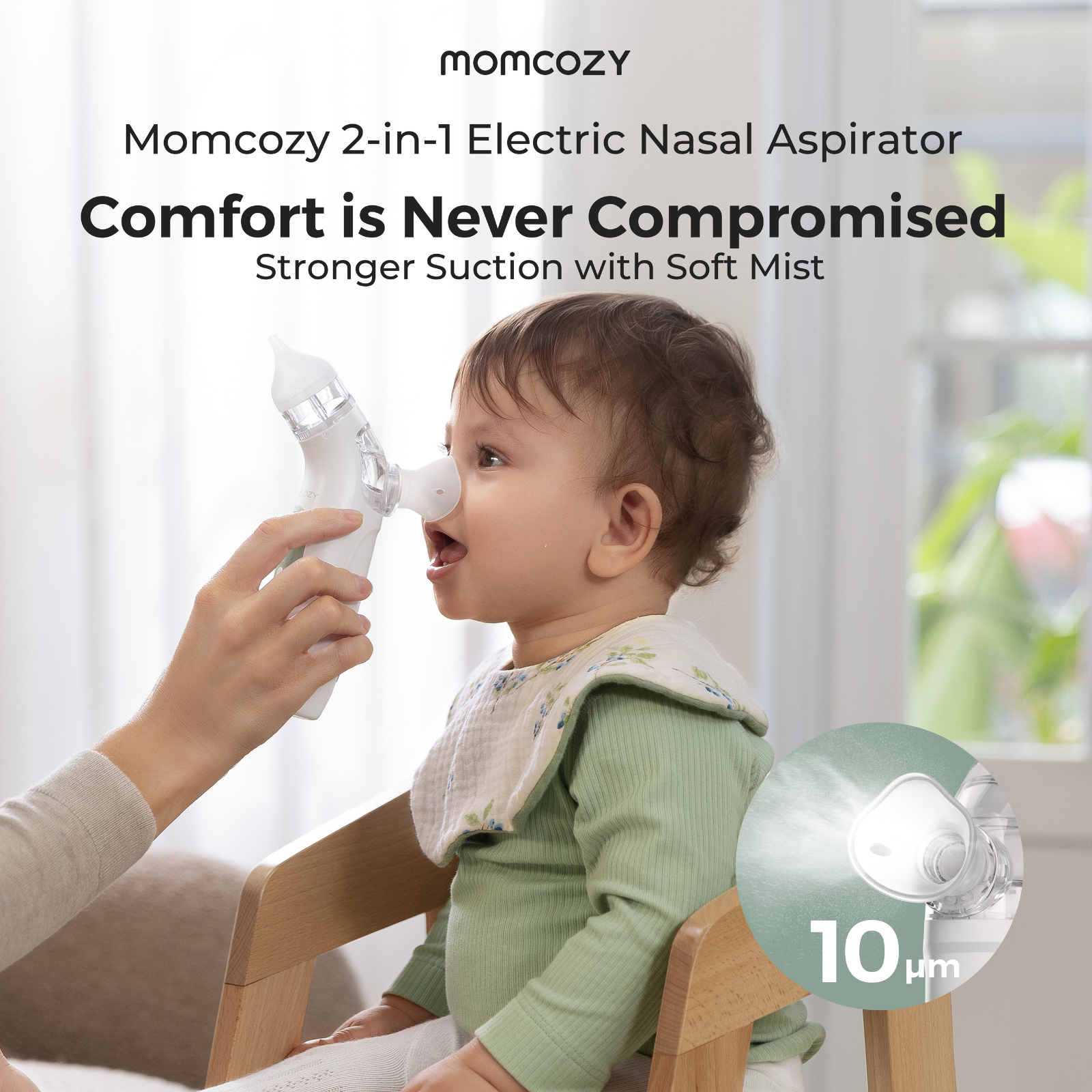 Une main utilise un aspirateur nasal blanc sur un bébé. De la brume est visible.