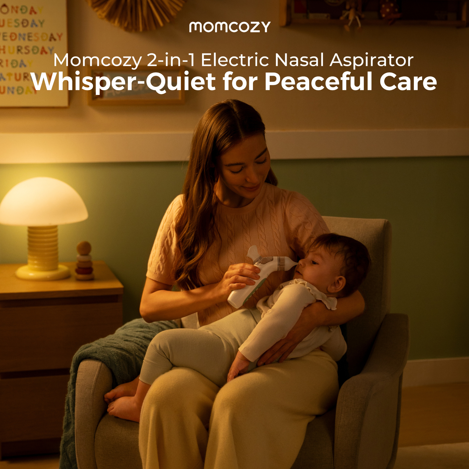 Mère utilise un aspirateur nasal sur bébé dans un fauteuil confortable, lumière tamisée.