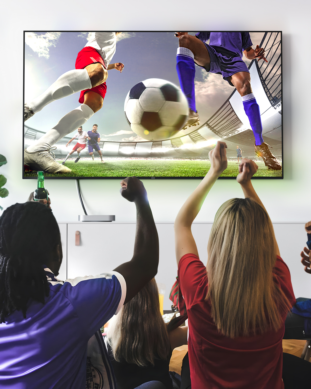 Futbol man izleyen taraftarlar TV ekran nnde tezahrat yapiyor.