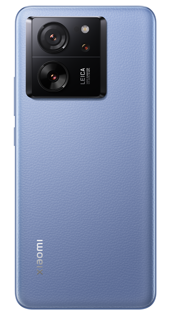 Un smartphone azul con cámara Leica en la parte trasera, sobre fondo negro.