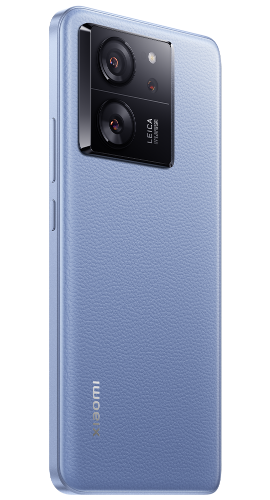 Un smartphone azul con un sistema de cámara Leica en la parte trasera.