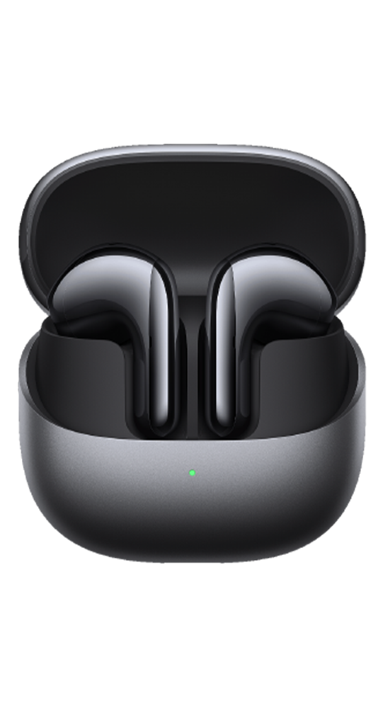 Un par de auriculares inalámbricos negros en un estuche de carga abierto con luz verde.