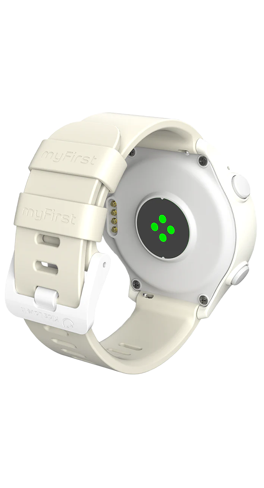Ein cremefarbene Smartwatch mit Gummiarmband und Ladekontakten.