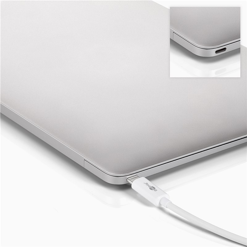 Ein weißes USB-C-Kabel wird in einen silbernen Laptop gesteckt.