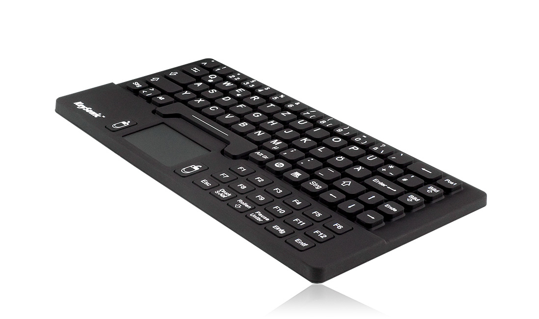 Tastiera nera con touchpad e layout tedesco su sfondo bianco.