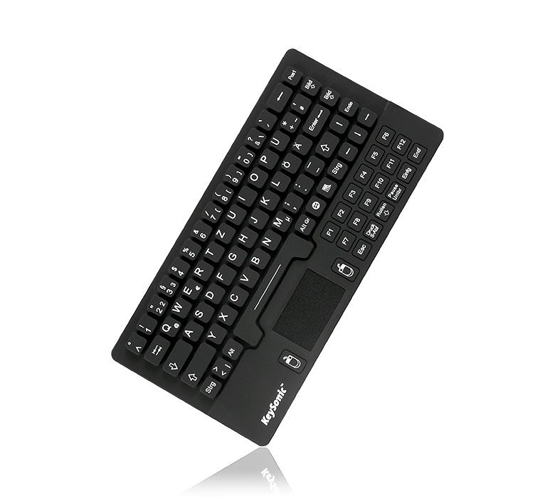 Tastiera nera con touchpad ed etichette dei tasti tedesche su sfondo bianco.