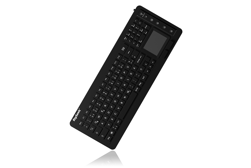 Tastiera nera con touchpad e tastierino numerico su sfondo bianco.