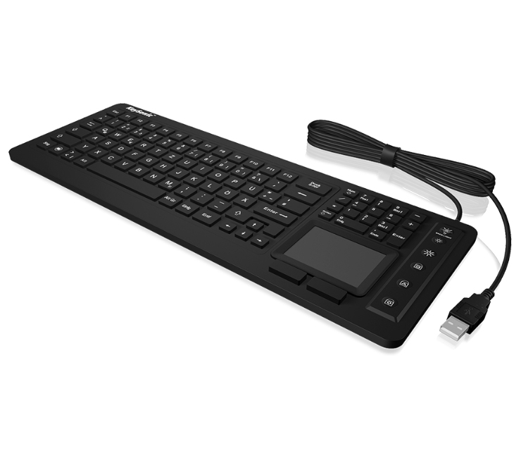 Tastiera nera con touchpad e cavo USB su sfondo bianco.