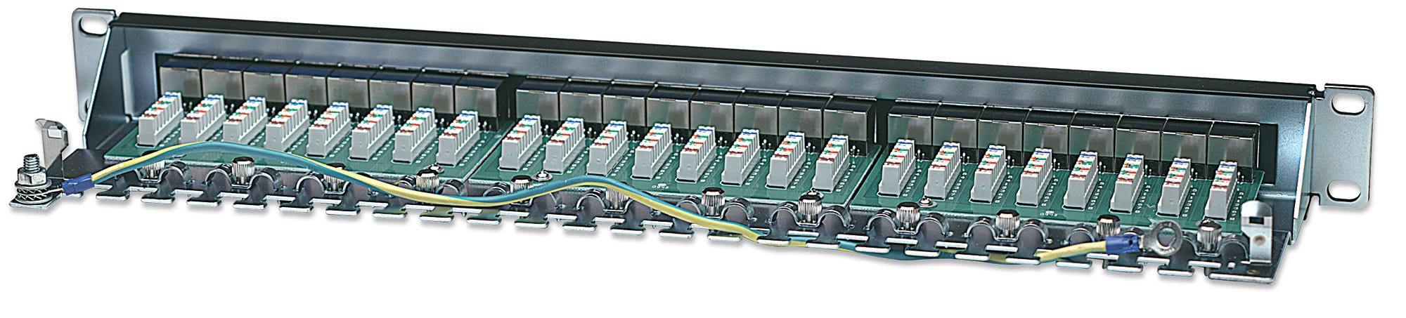 Un'unità di patch panel di rete con molte porte e cavi.