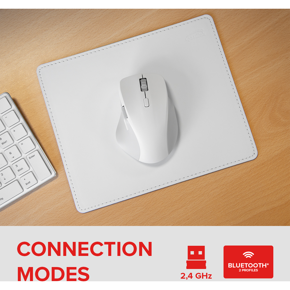 Mouse e tastiera bianchi su tappetino bianco su scrivania in legno.