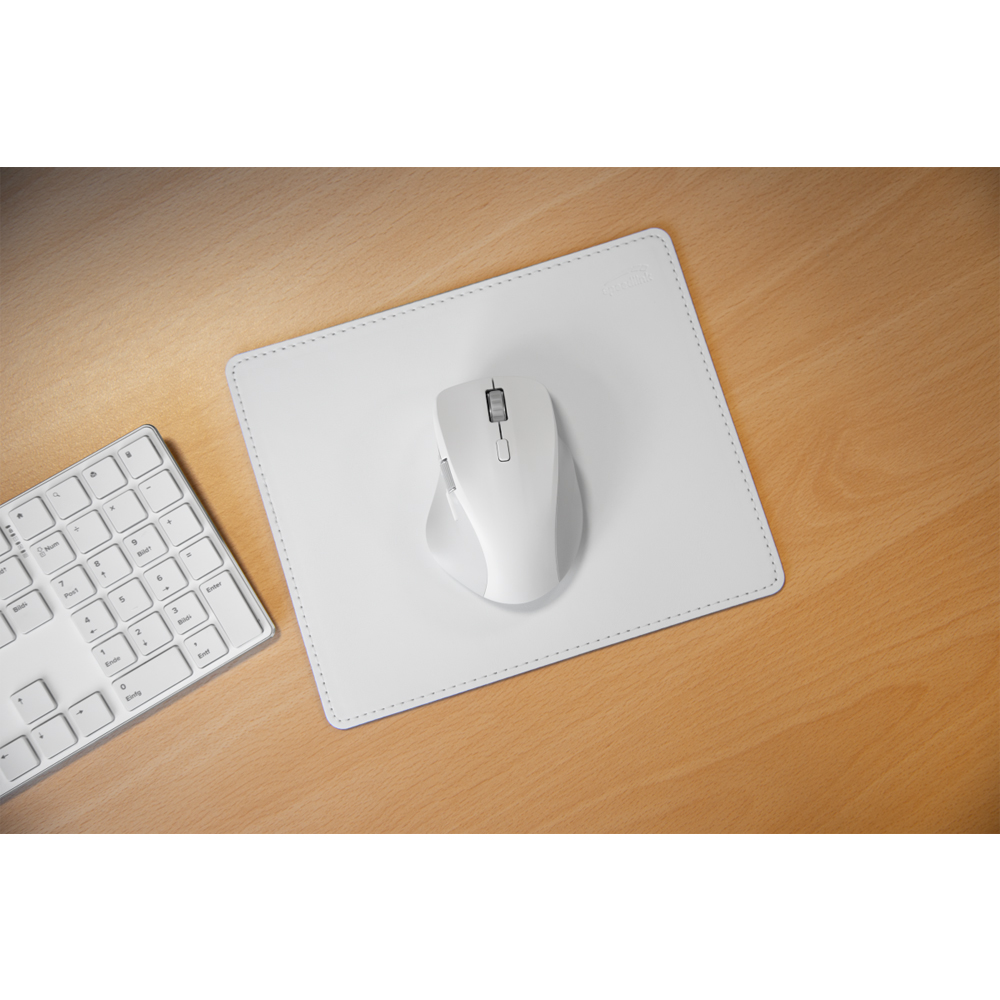 Mouse e tastiera bianchi su tappetino bianco su scrivania legno.