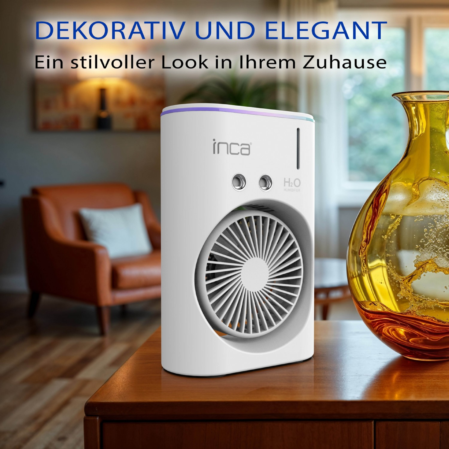 Ein weißer Luftbefeuchter steht auf einem Holztisch neben einer gelben Vase.