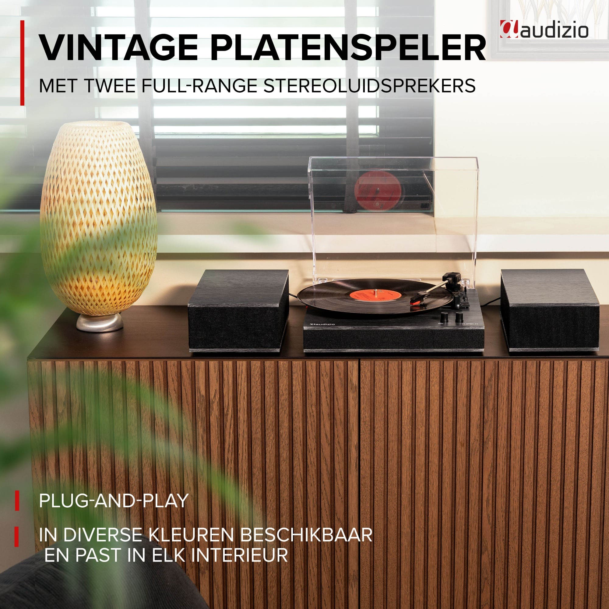 Tocadiscos vintage con dos altavoces en un mueble de madera.