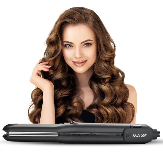 Donna con lunghi capelli castani mossi sorride, piastra per capelli nera in primo piano.