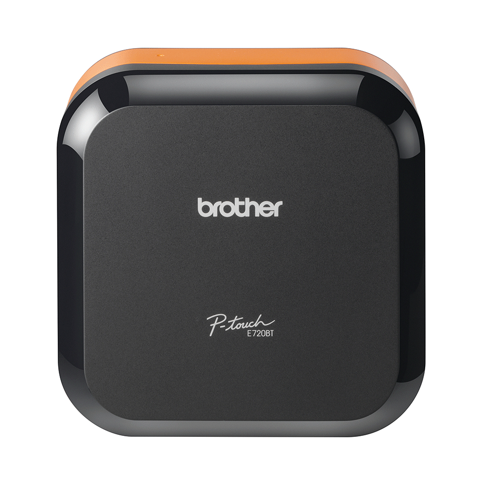 Stampante di etichette Brother nera con bordo arancione.