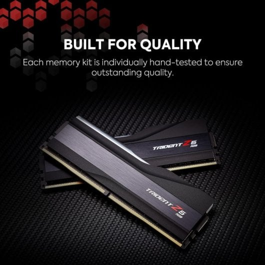 Twee zwarte G.Skill Trident Z5 RGB RAM-modules op een zwarte textuurachtergrond.