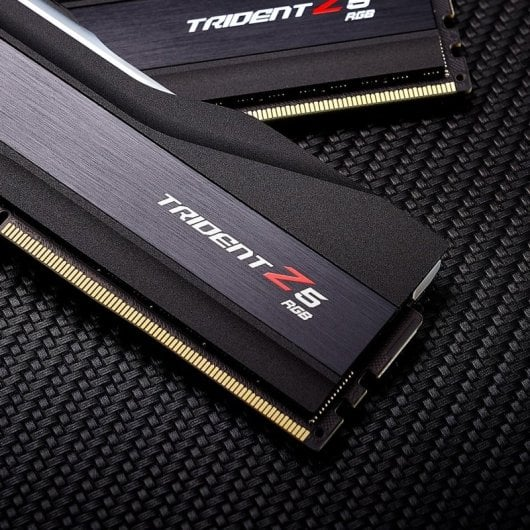 Twee zwarte RAM-modules met "TRIDENT Z5 RGB" tekst op zwarte achtergrond.