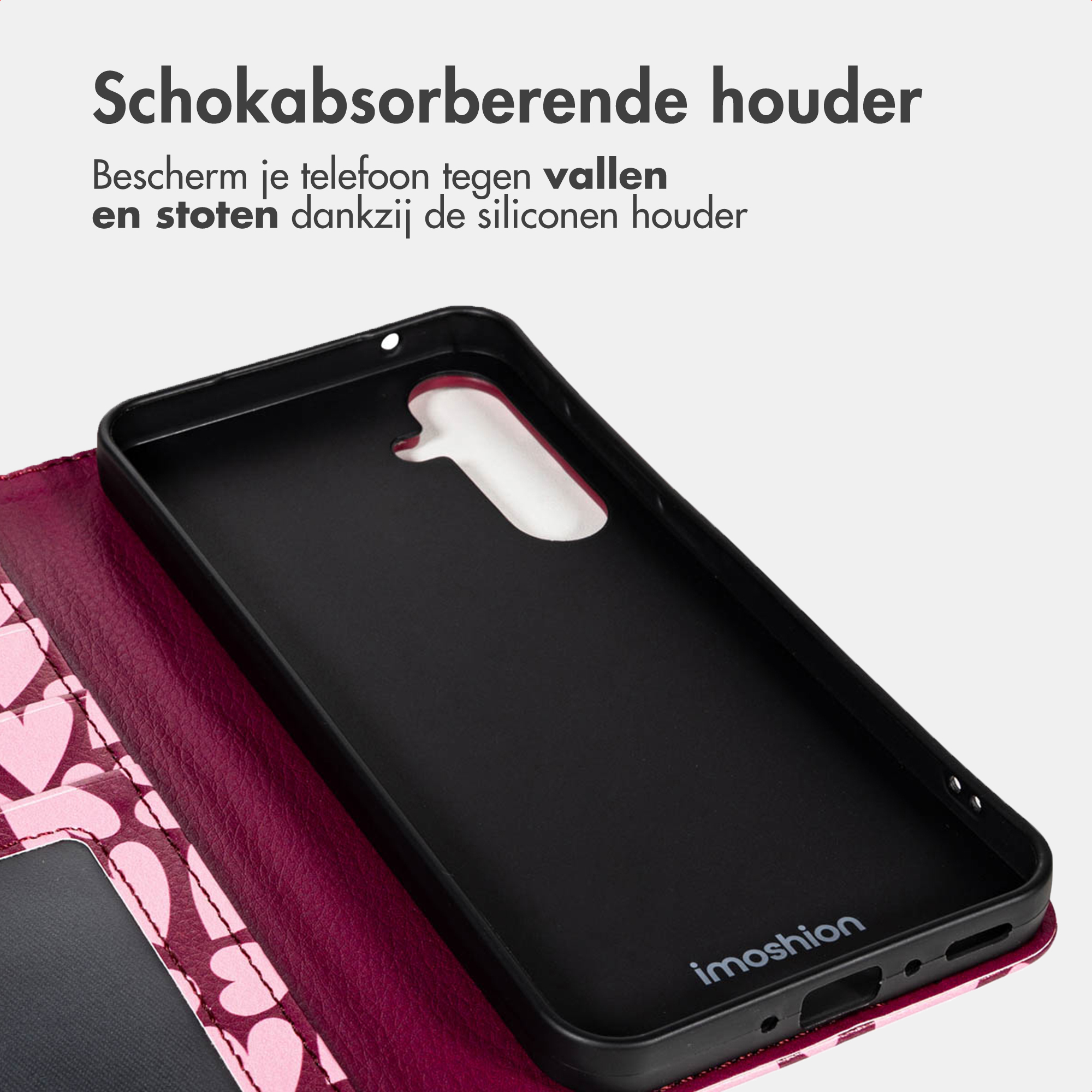 Custodia nera per telefono con motivo a cuori rosa e fodera in pelle rossa.