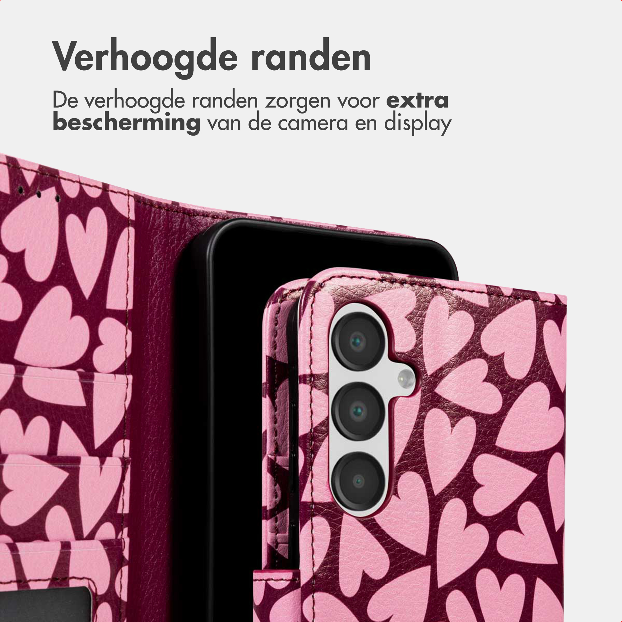 Una custodia per telefono rosso scuro con cuori rosa e area fotocamera rialzata.