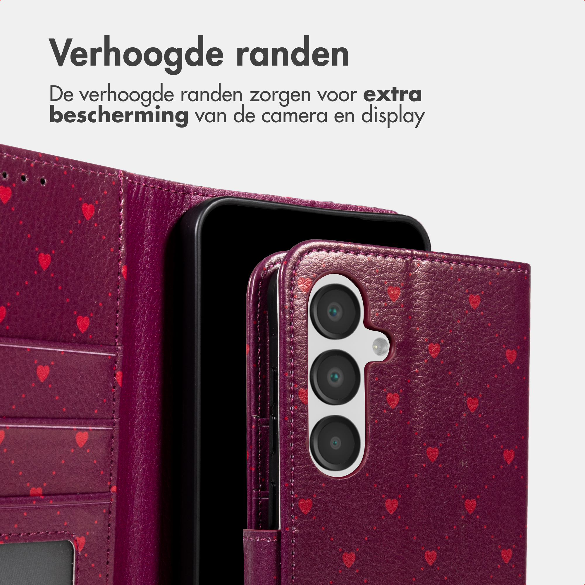 Een paarse telefoonhoes met hartjespatroon en camera-uitsparing.
