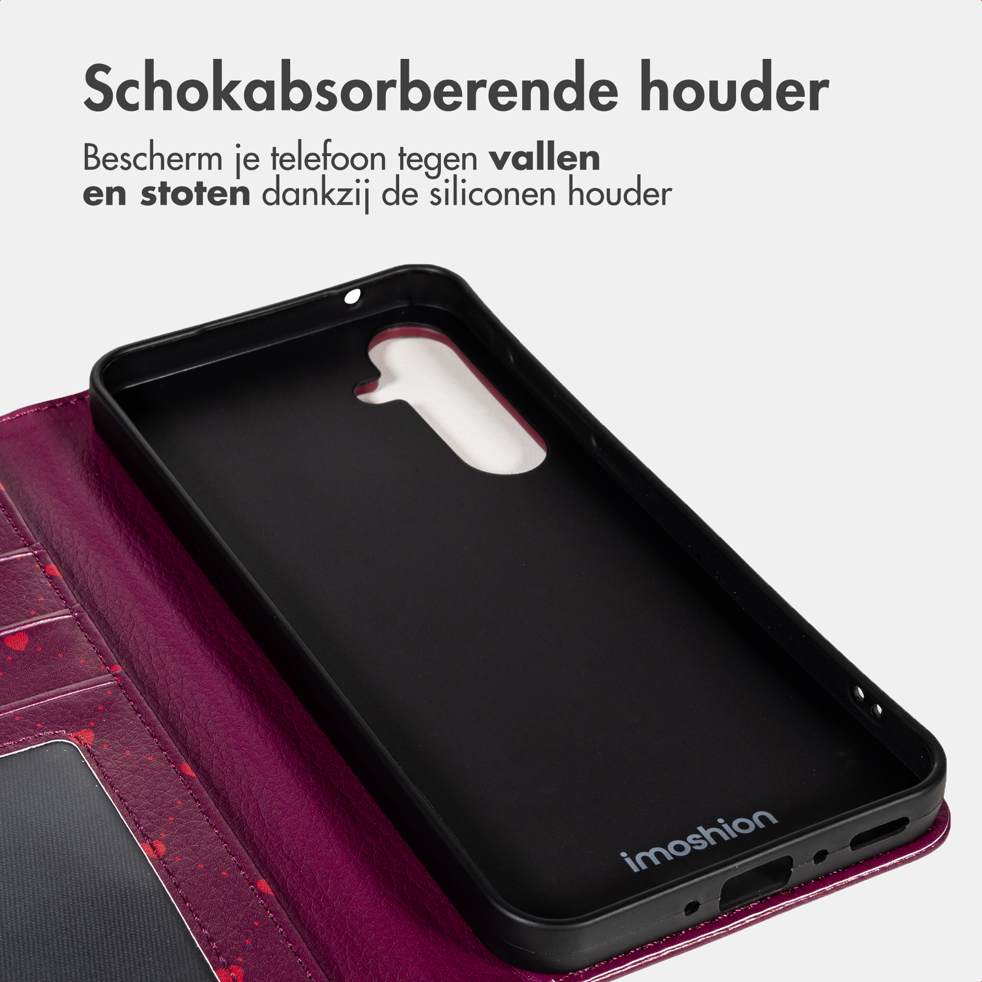 Een paarse telefoonhoes met hartjespatroon en zwarte houder.