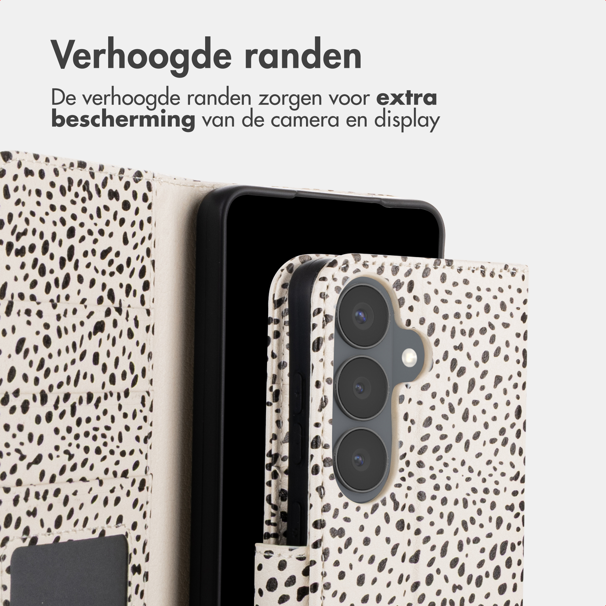 Een telefoon met een hoesje met vlekkenpatroon, dat de camera beschermt.
