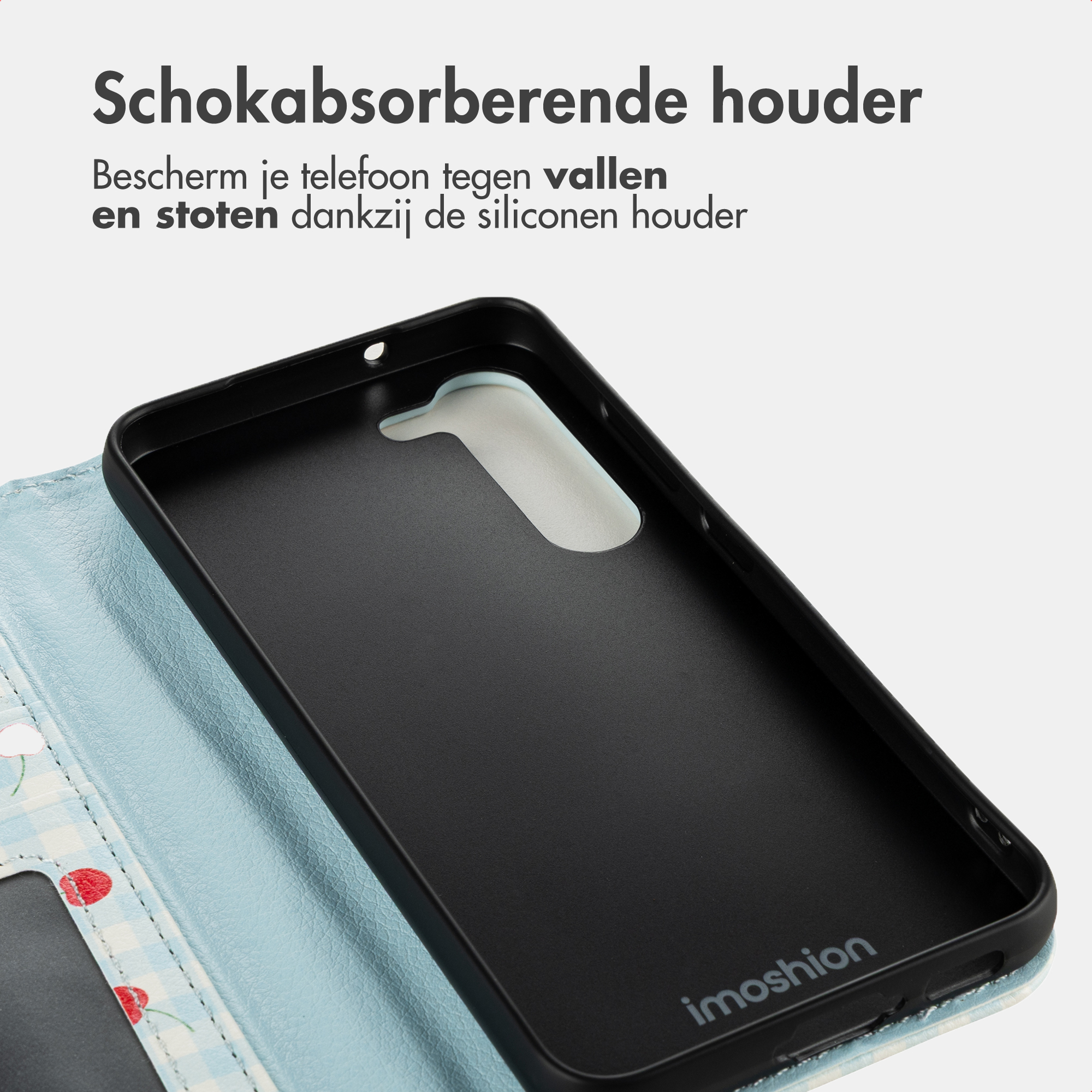 Ein schwarzes Smartphone-Case mit blauem Innenleben, das mit Kirschen verziert ist.