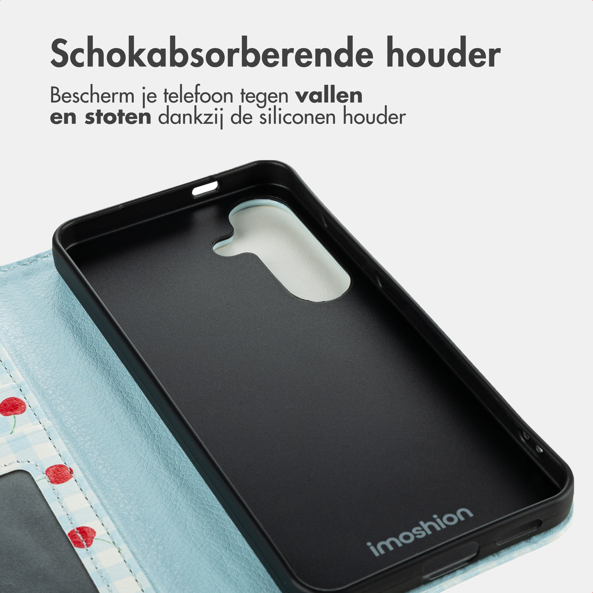 Schwarze Handyhülle mit Kirschmuster und hellblauem Hintergrund.