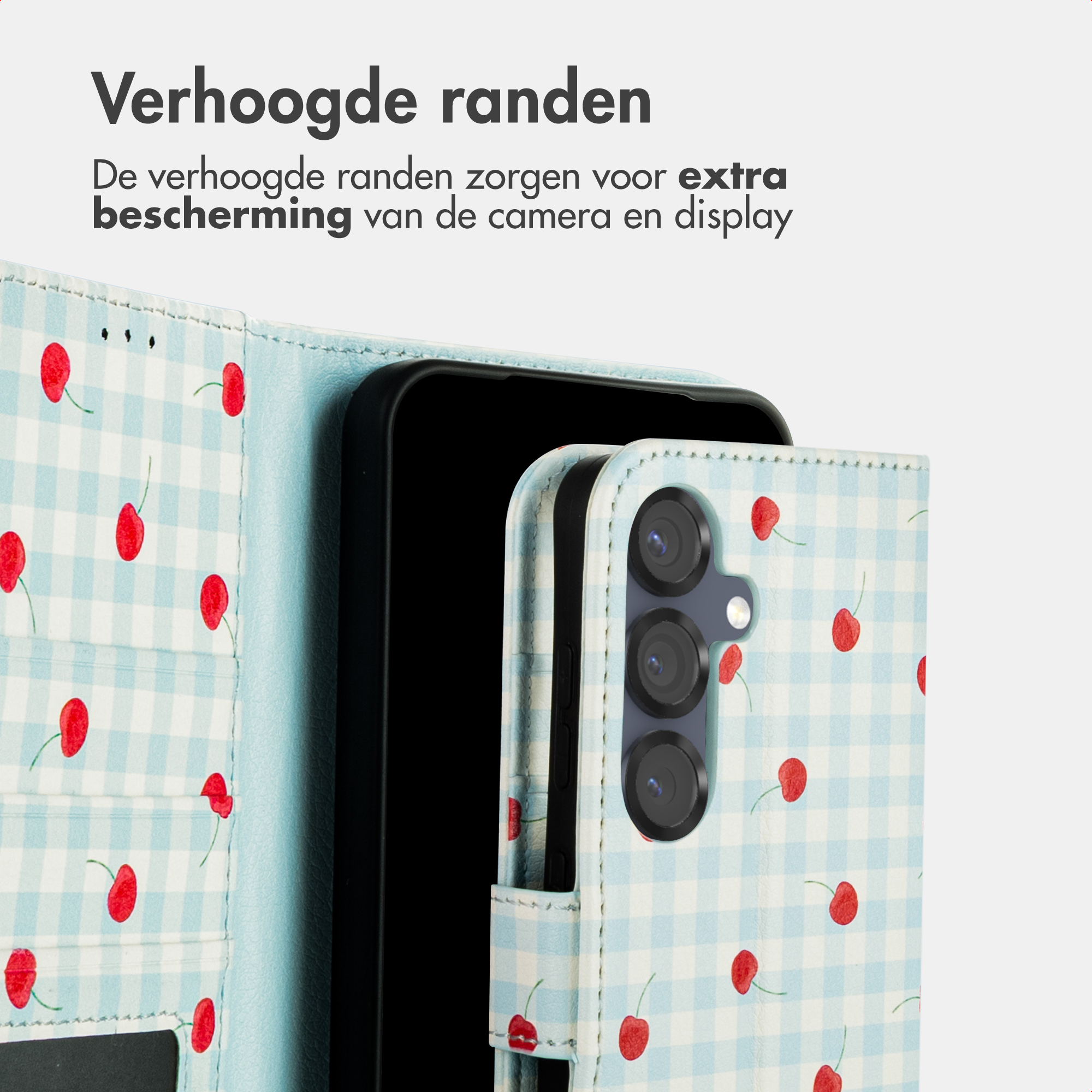 Ein hellblau kariertes Etui mit Kirschen, das ein Smartphone schützt.