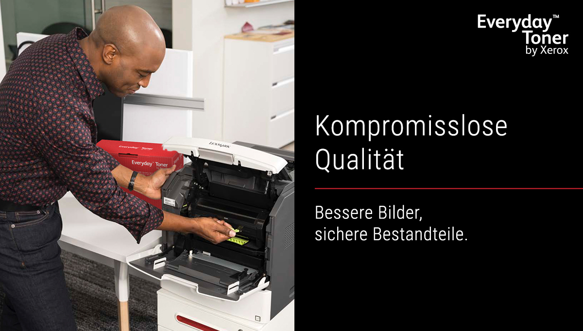 Uomo inserisce cartuccia toner in stampante. Testo: Qualità senza compromessi.