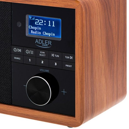 A wooden radio displays '22:11 Chopin Radio Chopin' on its blue screen.