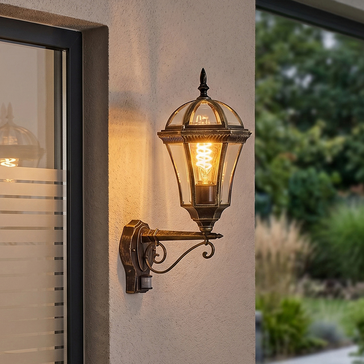Antike Wandleuchte mit Glas und Bewegungsmelder leuchtet warm.