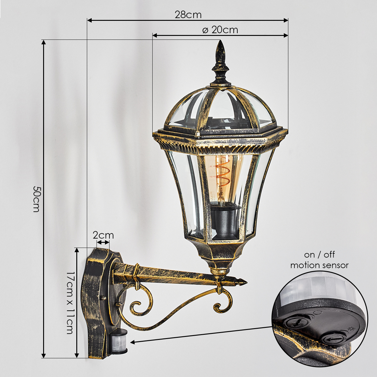 Eine goldene Wandleuchte mit Glasdach, Glühbirne und Bewegungssensor.