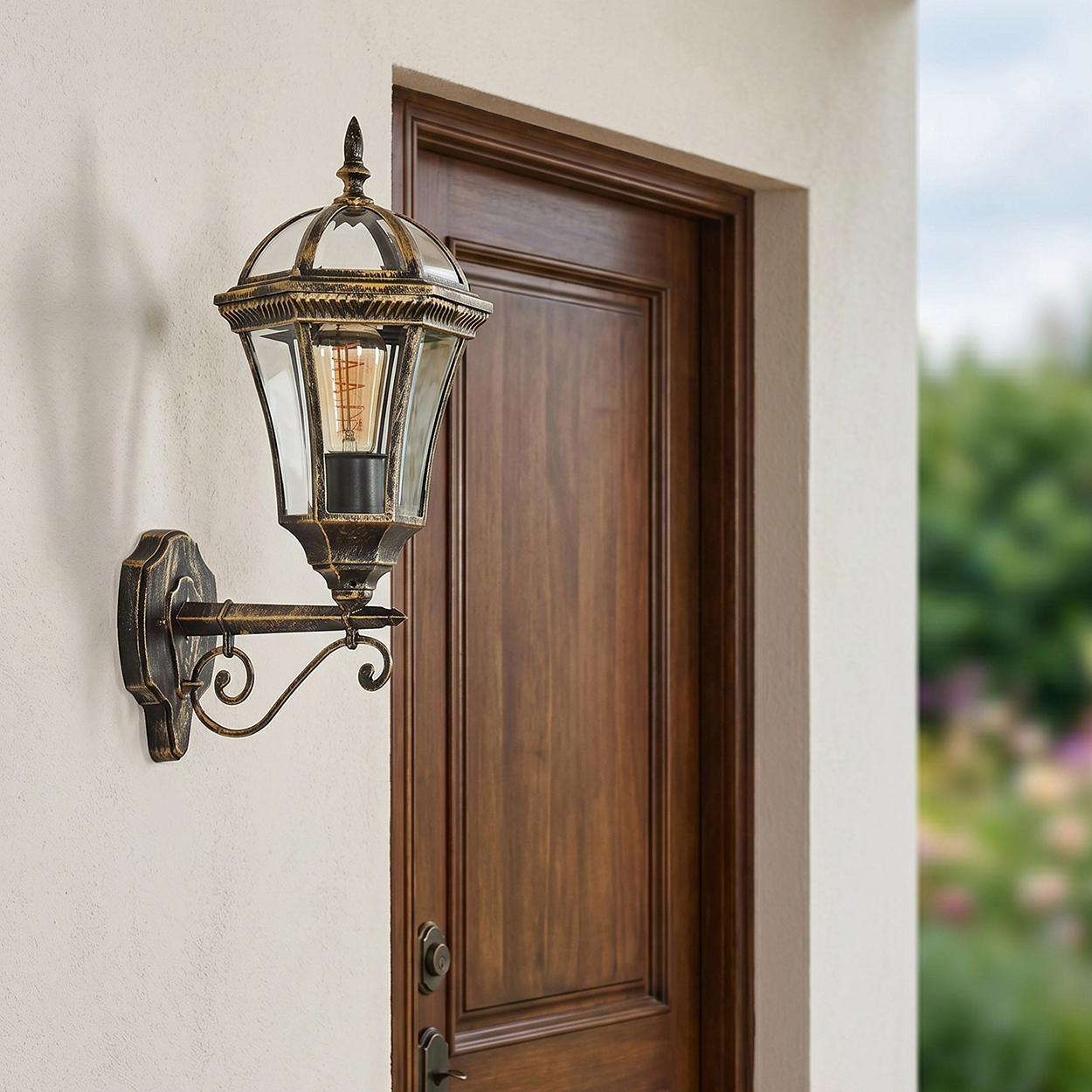Eine Wandlampe im Vintage-Stil mit Glaskuppel hängt vor einer Holztür.