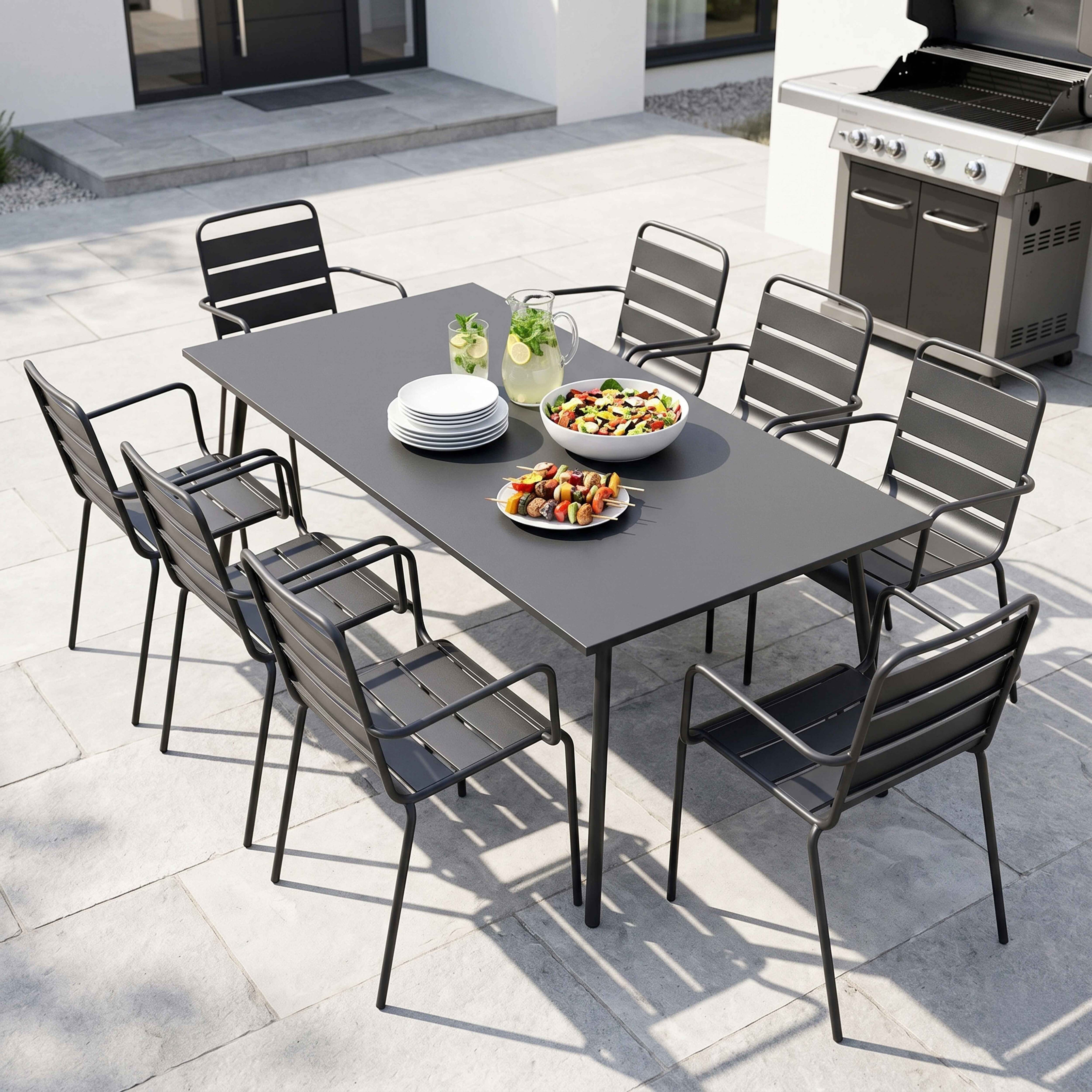 Ein rechteckiger Tisch mit acht Stühlen und einem Grill im Freien.