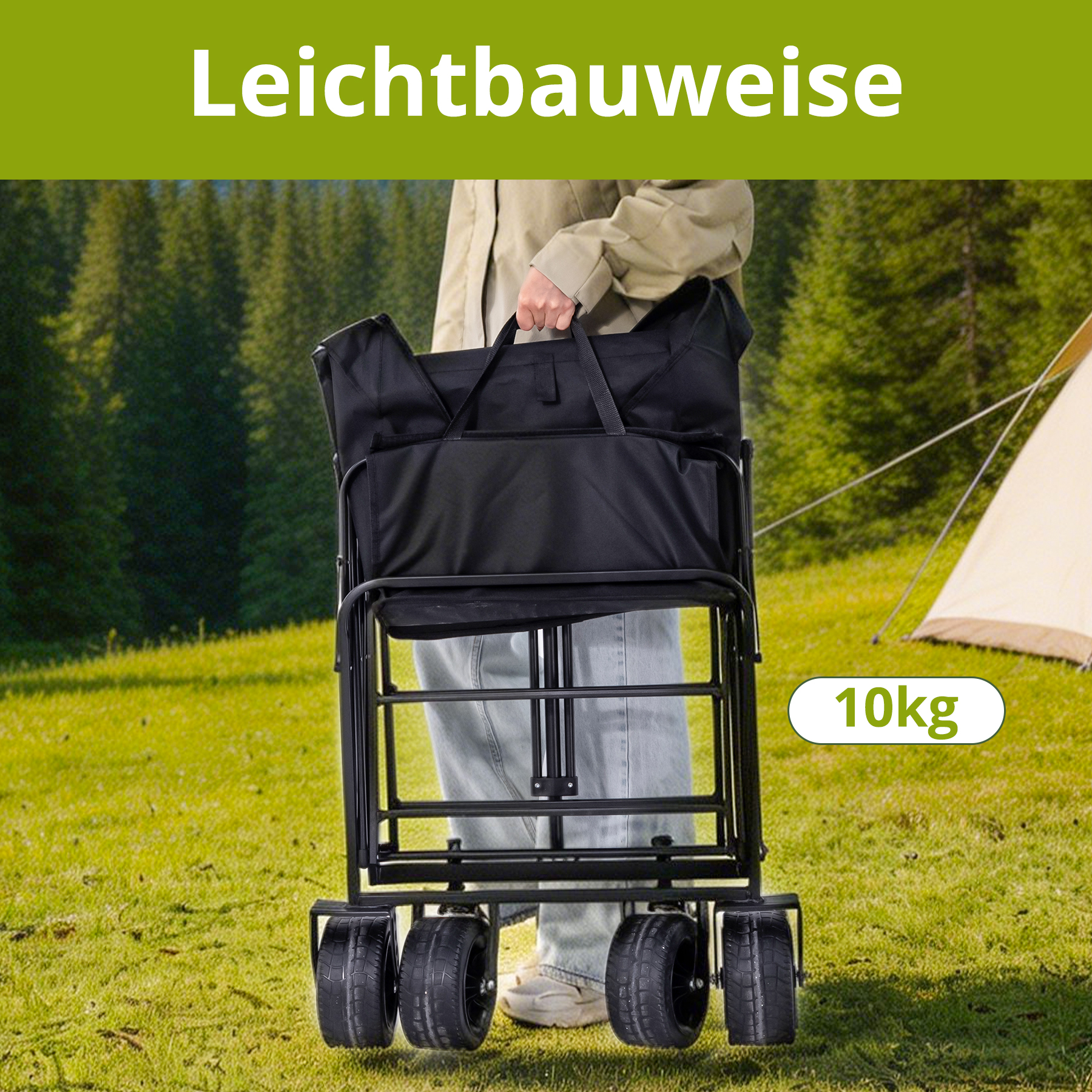 Eine Person trägt einen schwarzen Faltwagen mit vier Rädern im Freien.