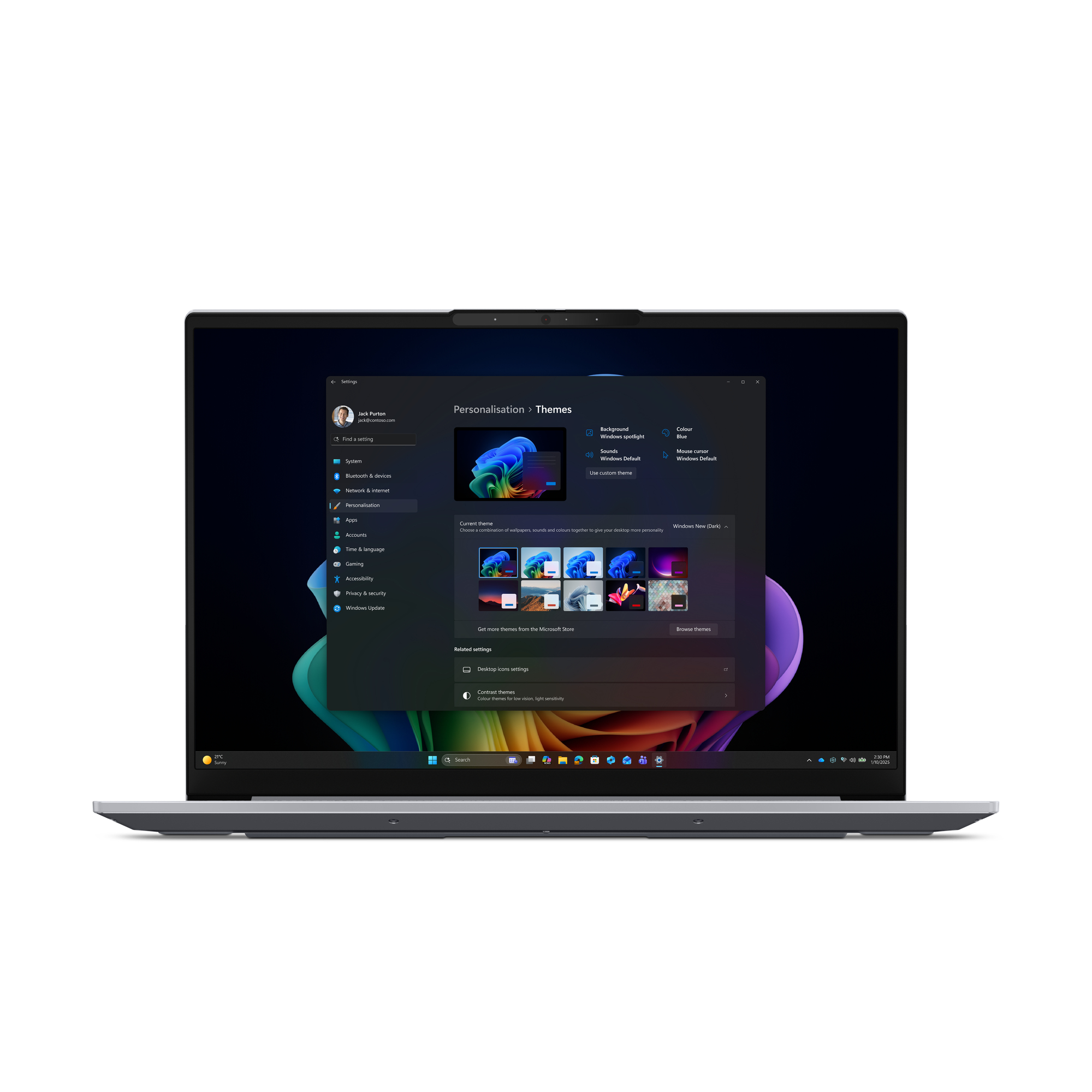 Un laptop mostra le impostazioni di Windows per personalizzazione e temi.