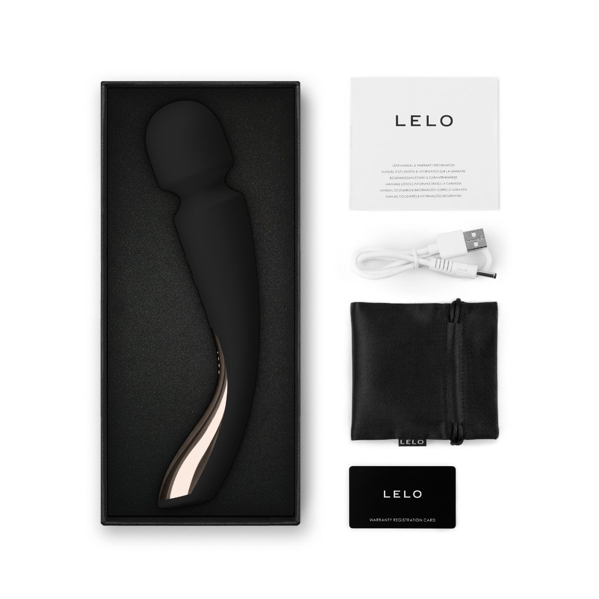 Ein schwarzer Vibrator liegt in einer schwarzen Box. Zubehör: Ladekabel, Stoffbeutel, Karte.